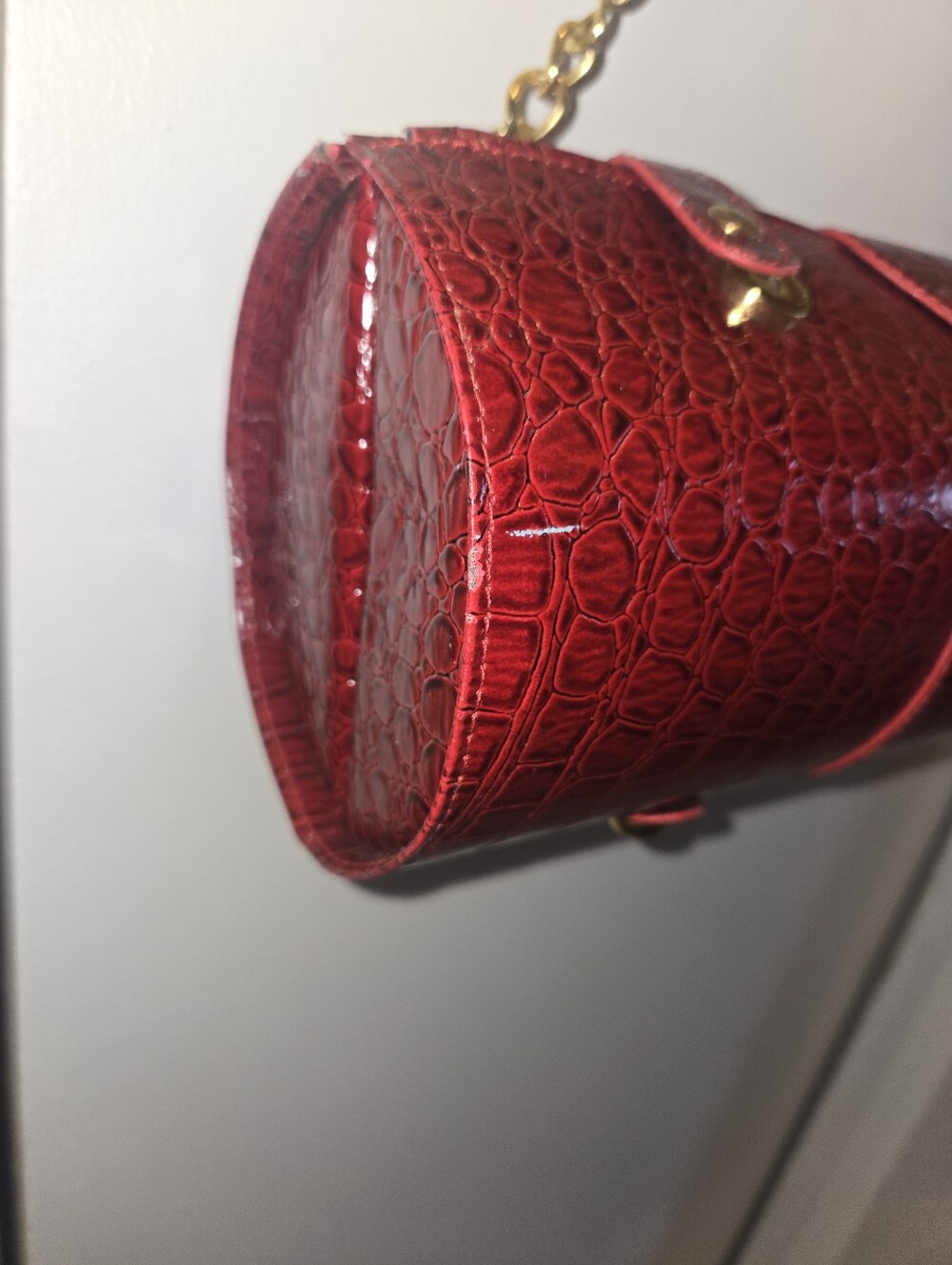 Red Croc-Embossed Barrel Handbag with Gold Chain For Wine Bottle - Picture 9 of 14